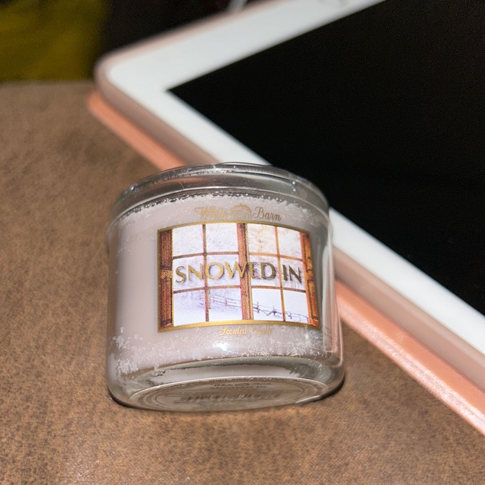 NWT White Barn tiny candle in scent Snowed In